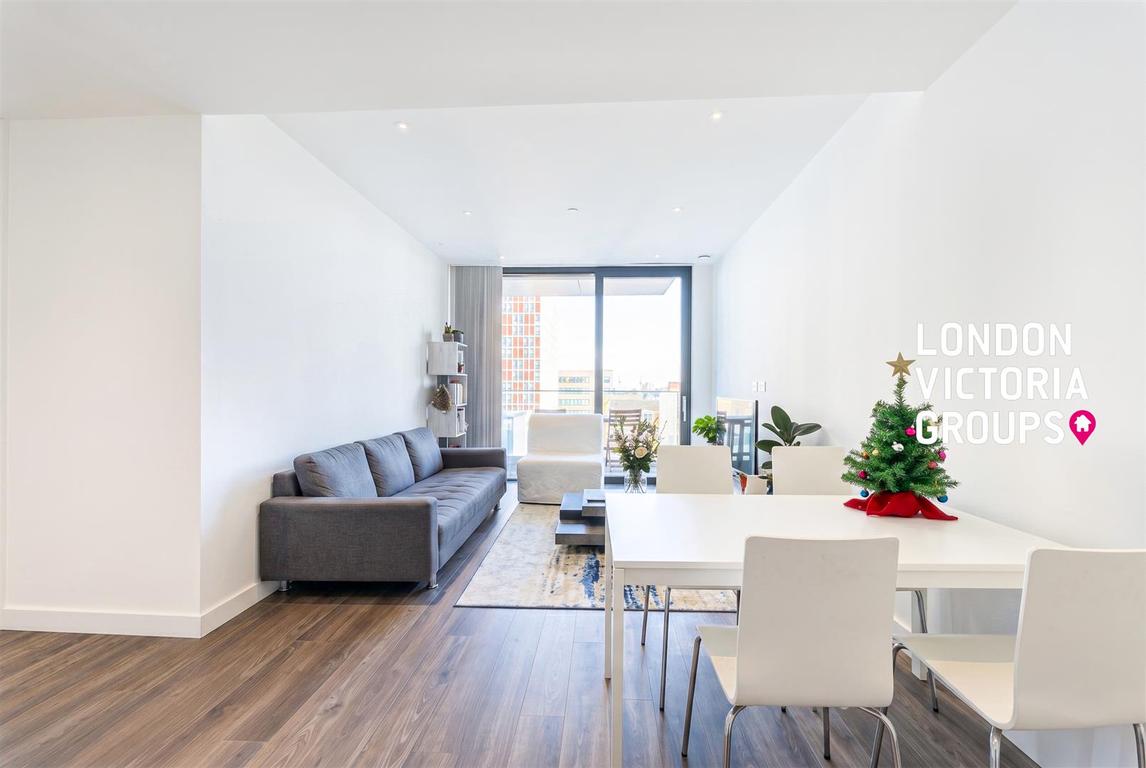 1 bed property in Kingwood House, 1 Chaucer Gardens, London